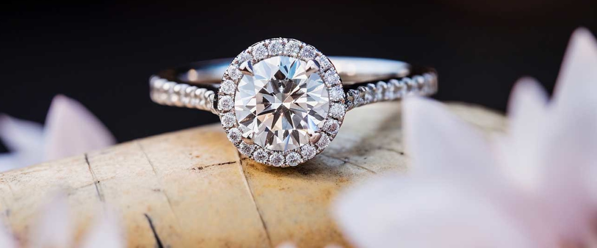 Personalizing Your Love: The Art of Engraved Wedding Rings